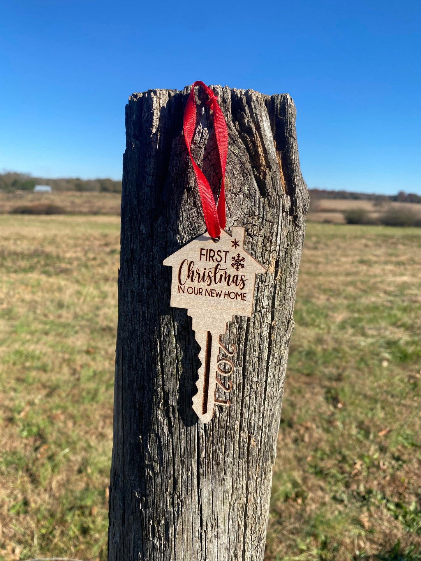 New Home First Christmas Key Ornament - Laser-Engraved Hanging Christmas Decoration in Various Materials | Housewarming Gift Ideas