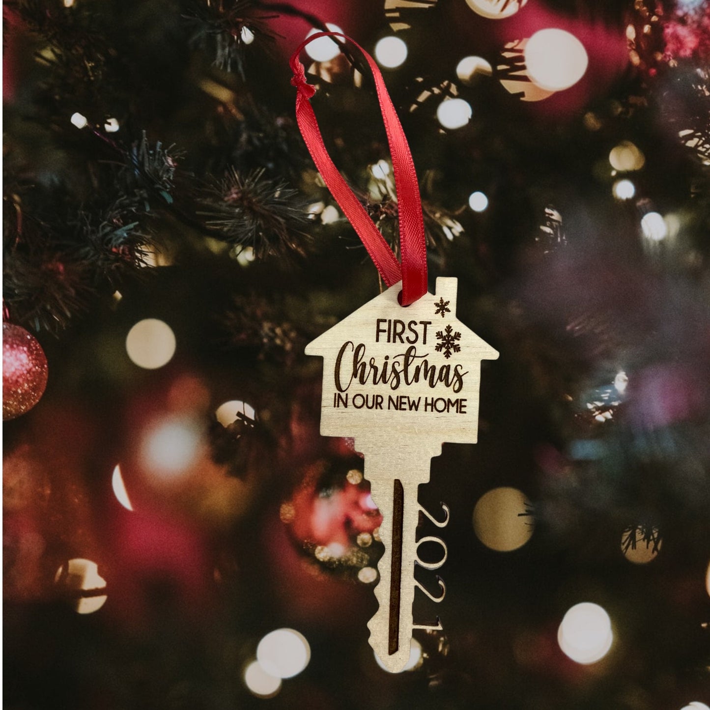 New Home First Christmas Key Ornament - Laser-Engraved Hanging Christmas Decoration in Various Materials | Housewarming Gift Ideas